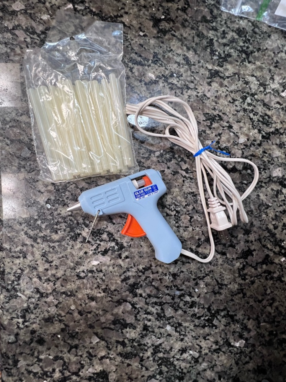 Mini Glue Gun with replacement glue sticks is tested and works